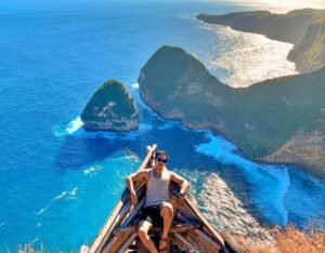 Nusa Penida Island_0003_Spot-foto-di-Paluang-Cliff-berlatar-perbukitan-hijau-dan-laut-biru