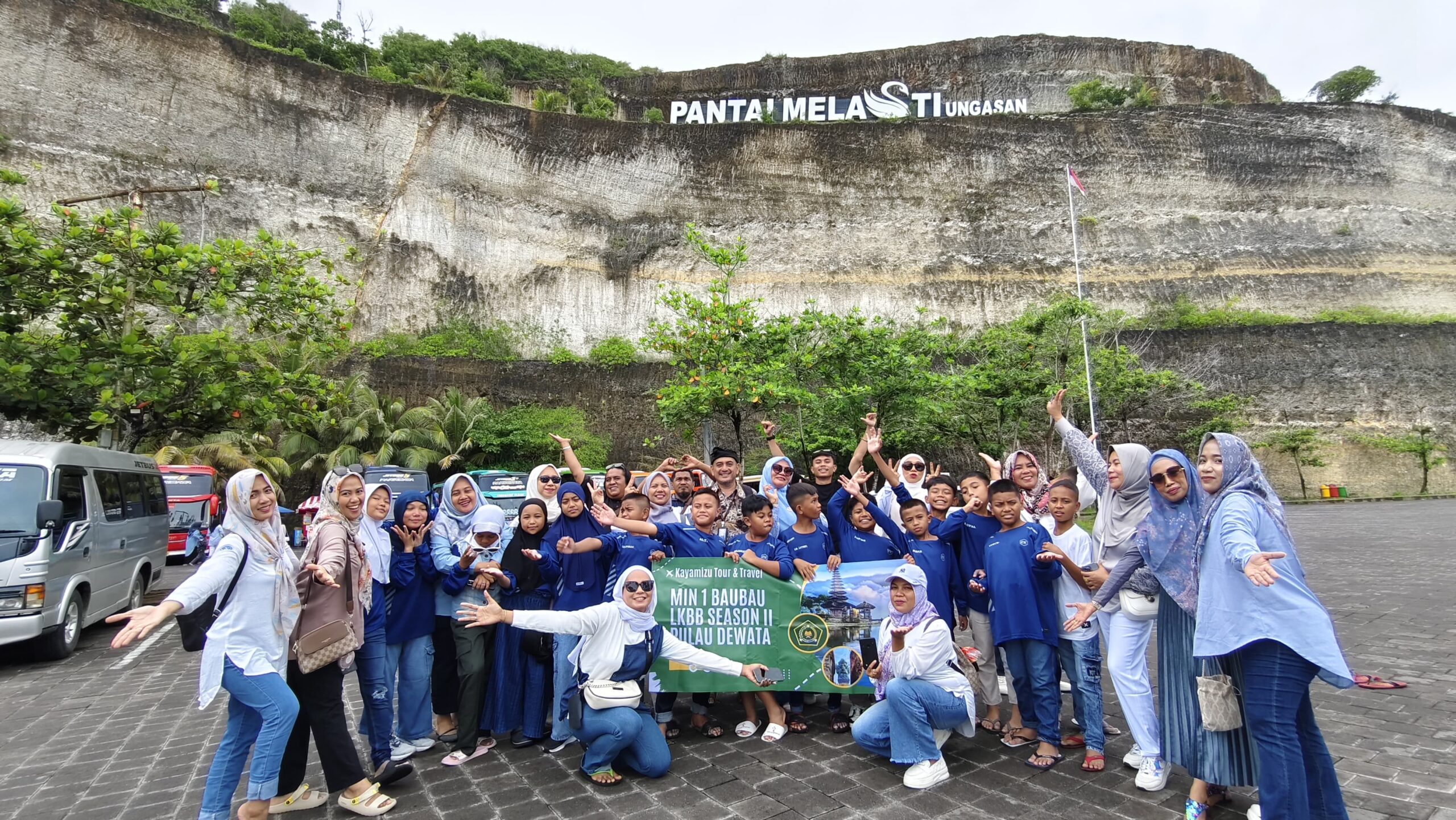Pantai Melasti dengan pasir putih dan tebing kapur di Bali